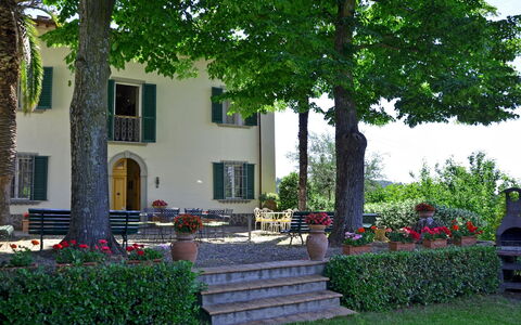Villa Buonaparte: Propiedad, Casa, Edificio, Casa, Bienes Raíces, Árbol, Inmuebles, Patio, Barrio Residencial, Yarda