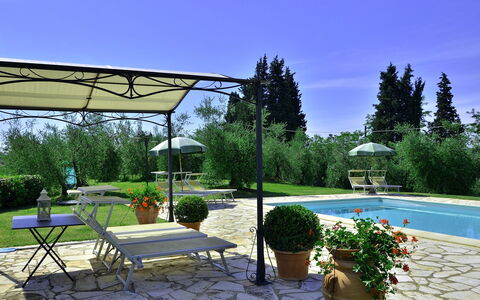 Villa Buonaparte: Propiedad, Patio, Sombra, Bienes Raíces, Patio Interior, Yarda, Edificio, Paisajismo, Casa, Jardín