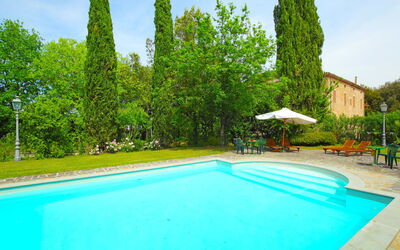 Perugia 250: Agua, Planta, Cielo, Propiedad, Edificio, Verde, Azur, Árbol, Naturaleza, Piscina