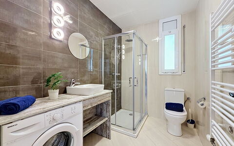 Requesens: Piso, Arreglo De Tubería, Suelo, Diseño De Interiores, Baño, Lavadora, Baño, Lavabo, Mueble De Baño, Asiento Del Baño