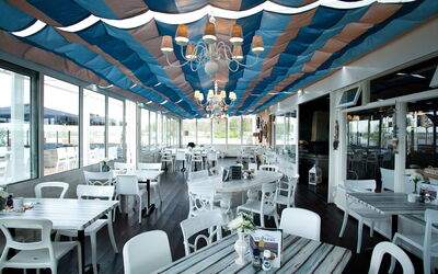 Hulshorst 100: Restaurante, Edificio, Propiedad, Techo, Diseño De Interiores, Arquitectura, Habitación, Bienes Raíces, Mesa, Mueble