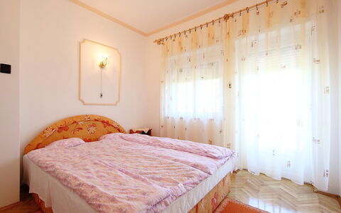Daisy 2: Habitación, Cama, Habitación, Mueble, Propiedad, Sábana, Marco De La Cama, Colchón, Lecho, Diseño De Interiores