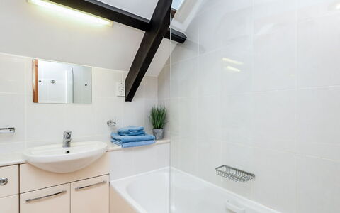 Thrift Cottage: Baño, Propiedad, Habitación, Grifo, Diseño De Interiores, Casa, Techo, Pared, Loseta, Bienes Raíces
