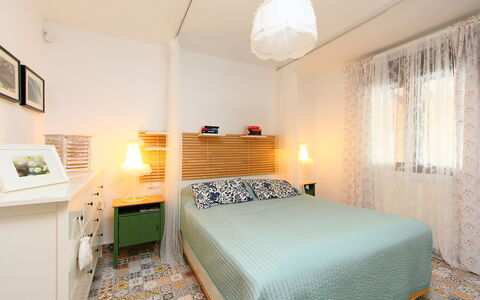Verano: Habitación, Cama, Habitación, Mueble, Propiedad, Sábana, Diseño De Interiores, Lecho, Marco De La Cama, Edificio