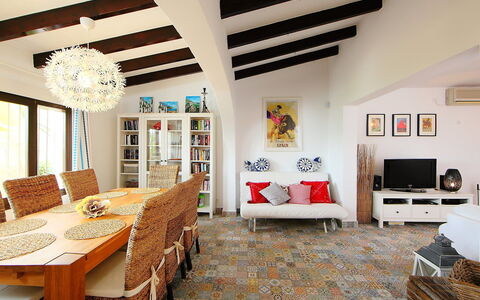 Verano: Habitación, Propiedad, Diseño De Interiores, Mueble, Edificio, Techo, Sala, Pared, Casa, Casa
