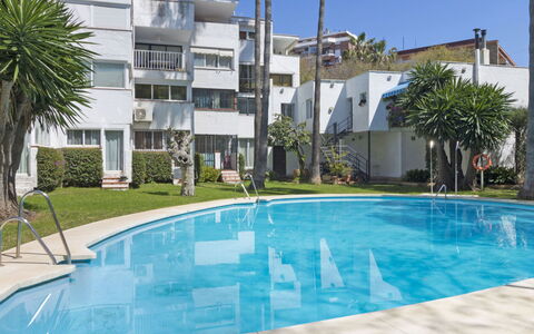 Fontanilla: Agua, Planta, Edificio, Propiedad, Ventana, Cielo, Piscina, Azur, Árbol, Sombra