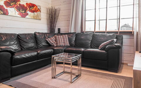 Villa Illi: Madera, Piso, Suelo, Suelos De Madera, Mueble, Sofá, Diseño De Interiores, Sala, Madera Dura