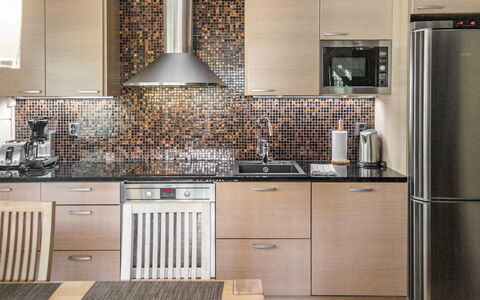 Villa Illi: Cocina, Aparato De Cocina, Mostrador, Electrodoméstico, Diseño De Interiores, Piso, Gabinetes, Madera, Mueble, Estufa De Cocina