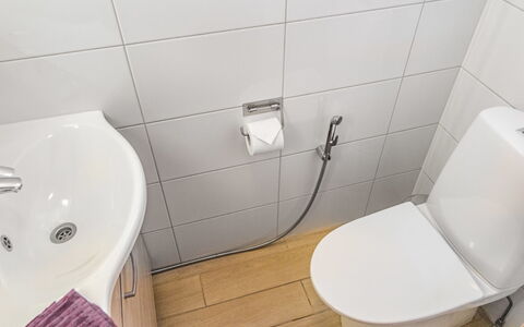 Villa Illi: Baño, Asiento Del Baño, Baño, Arreglo De Tubería, Piso, Lavabo Del Baño, Blanco, Suelo, Lavabo, Diseño De Interiores