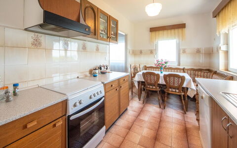 Josip: Gabinetes, Mostrador, Ventana, Cocina, Madera, Estufa De Cocina, Encendiendo, Aparato De Cocina, Diseño De Interiores, Cajón