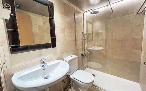 Edificio Berna: Piso, Arreglo De Tubería, Suelo, Diseño De Interiores, Baño, Lavabo, Baño, Plomería, Grifo, Asiento Del Baño