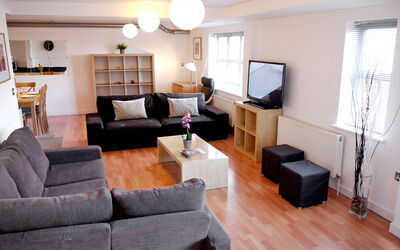 London South Bank 713: Sala, Habitación, Mueble, Propiedad, Diseño De Interiores, Suelo, Edificio, Casa, Suelos De Madera, Madera Dura