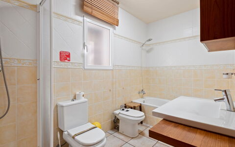 Mirada al Sol: Arreglo De Tubería, Piso, Asiento Del Baño, Baño, Suelo, Baño, Lavabo, Diseño De Interiores, Grifo, Plomería