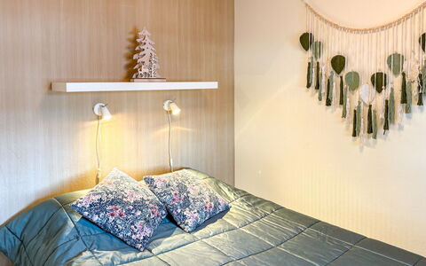 Urpola Riviera: Diseño De Interiores, Cama, Habitación, Mueble, Pared, Lecho, Sábana, Madera, Techo, Suelo