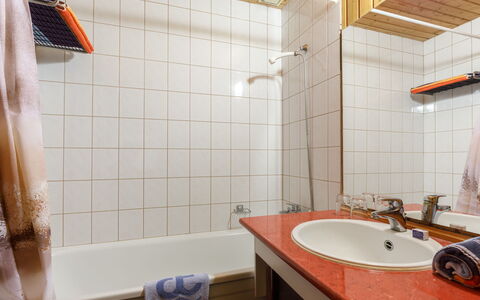 Átrium 5 Fős: Marrón, Arreglo De Tubería, Lavabo, Grifo, Espejo, Propiedad, Edificio, Baño, Lavabo Del Baño, Bañera