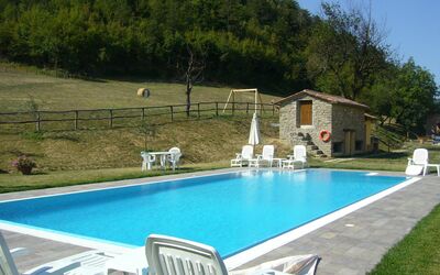 Marradi: Piscina, Propiedad, Ocio, Casa, Hierba, Villa, Bienes Raíces, Patio Interior, Edificio, Vacaciones