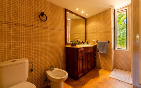 Can Josepot: Propiedad, Arreglo De Tubería, Lavabo, Ventana, Grifo, Mueble De Baño, Arquitectura, Diseño De Interiores, Baño, Piso