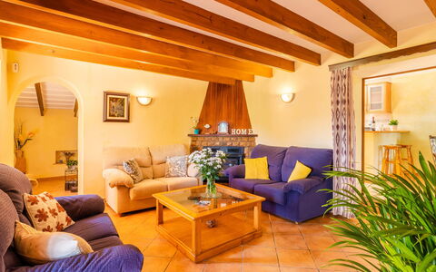 Can Josepot: Mueble, Mesa, Propiedad, Sofá, Planta, Comodidad, Planta De Casa, Edificio, Maceta, Marco