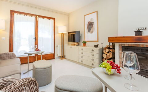 Mas Rovira 8: Mueble, Diseño De Interiores, Piso, Suelo, Madera, Techo, Habitación, Encendiendo, Sala, Casa