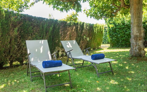 Mas Rovira 8: Mueble, Mueble Para Exteriores, Silla, Sunlounger, Sombra, Jardín, Sillón, Césped, Mesa Al Aire Libre, Piscina