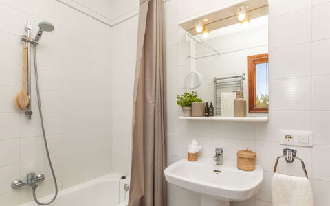 Mas Rovira 8: Baño, Arreglo De Tubería, Lavabo Del Baño, Diseño De Interiores, Piso, Lavabo, Suelo, Baño, Grifo, Bañera