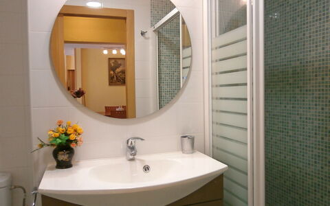 La Goleta: Baño, Habitación, Propiedad, Loseta, Mueble De Baño, Accesorio De Baño, Diseño De Interiores, Grifo, Pared, Espejo