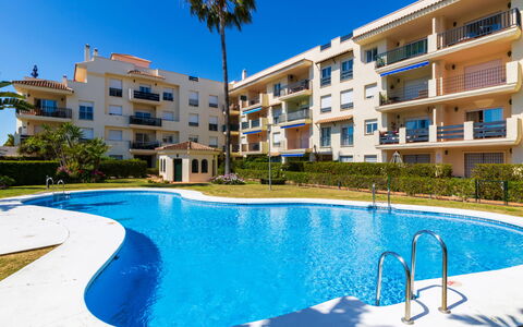Lorcrimar: Agua, Edificio, Planta, Cielo, Tiempo De Día, Propiedad, Ventana, Azul, Árbol, Azur