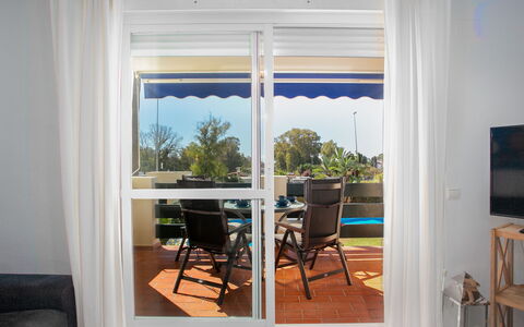 Lorcrimar: Diseño De Interiores, Vaso, Silla, Tratamiento De La Ventana, Cubiertas De Ventanas, Sombra, Balcón, Eco Hotel, Manchas De Madera, Cortina