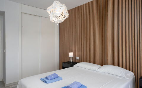 Lorcrimar: Diseño De Interiores, Pared, Madera, Habitación, Suelo, Piso, Mueble, Cama, Techo, Textil
