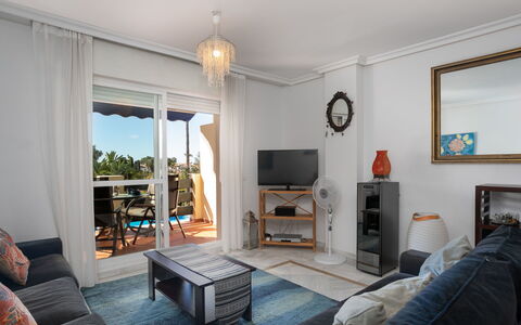Lorcrimar: Mueble, Diseño De Interiores, Madera, Piso, Suelo, Habitación, Techo, Sala, Departamento, Sofá