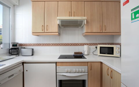 Lorcrimar: Cocina, Mostrador, Aparato De Cocina, Electrodoméstico, Gabinetes, Mueble, Fregadero, Estufa De Cocina, Diseño De Interiores, Piso