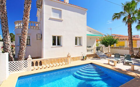 Casa de la Mar: Agua, Cielo, Planta, Propiedad, Edificio, Piscina, Azul, Azur, Árbol, Sombra