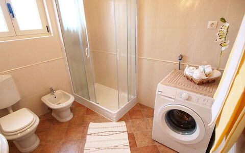 Mirela: Baño, Habitación, Propiedad, Cuarto De Lavado, Baño, Loseta, Arreglo De Tubería, Suelo, Asiento Del Baño, Diseño De Interiores