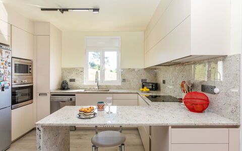 Figaro: Cocina, Mostrador, Aparato De Cocina, Mueble, Gabinetes, Piso, Diseño De Interiores, Electrodoméstico, Madera, Suelo