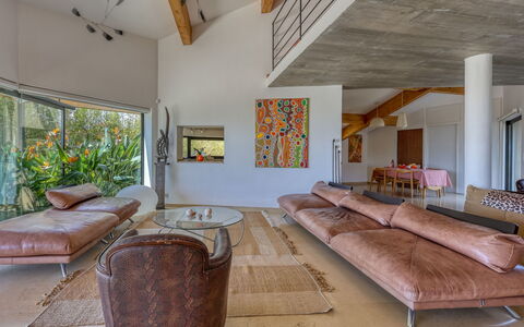Kisokawa: Sofá, Techo, Piso, Suelo, Diseño De Interiores, Sala, Casa, Mueble, Haz