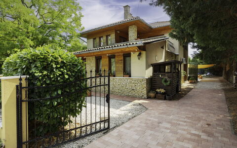 Villa Mediterran: Edificio, Casa, Barrio Residencial, Casa, Arquitectura, Arbusto, Puerta, Cabaña, Inmuebles, Ladrillo