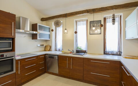 Villa Mediterran: Mueble, Cocina, Piso, Mostrador, Gabinetes, Diseño De Interiores, Madera, Suelo, Aparato De Cocina, Casa