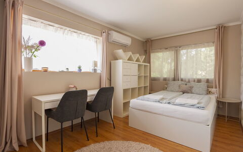 Villa Mediterran: Mueble, Diseño De Interiores, Cama, Madera, Suelo, Habitación, Habitación, Piso, Techo, Textil