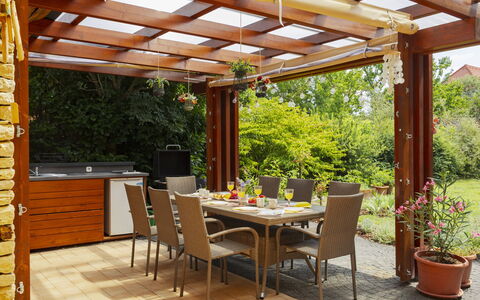 Villa Mediterran: Madera, Mueble, Mueble Para Exteriores, Mesa Al Aire Libre, Jardín, Manchas De Madera, Sombra, Pérgola, Patio, Haz