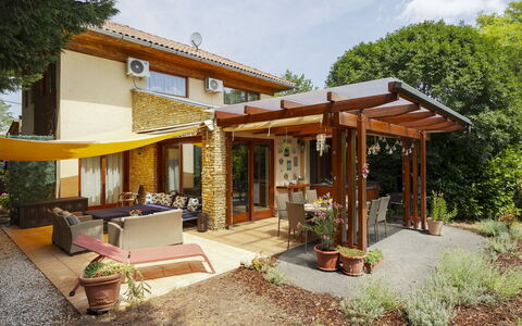 Villa Mediterran: Madera, Casa, Casa, Puerta, Techo, Sombra, Porche, Cabaña, Mueble