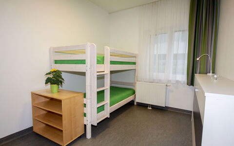 Techno-Park Villach: Litera, Mueble, Estante, Gabinetes, Estantería, Edificio, Cortina, Casa, Madera, Suelo