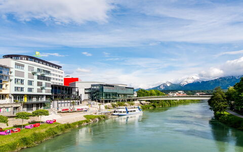Techno-Park Villach: Planta, Mueble, Madera, Porche, Sombra, Superficie De La Carretera, Mueble Para Exteriores, Edificio, Silla, Diseño De Interiores