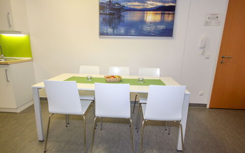 Techno-Park Villach: Mesa, Mueble, Edificio, Pintar, Madera, Silla, Diseño De Interiores, Piso, Rectángulo, Casa