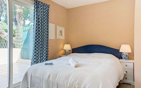 Grimaud 131: Mueble, Diseño De Interiores, Pared, Suelo, Piso, Habitación, Cama, Techo, Textil, Casa
