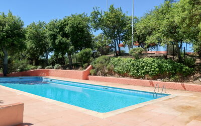 Grimaud 131: Agua, Cielo, Planta, Piscina, Azul, Sombra, Rectángulo, Árbol, Hierba, Material Compuesto