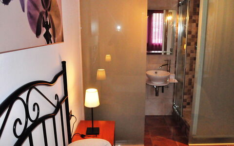 Astral: Habitación, Propiedad, Diseño De Interiores, Mueble, Edificio, Pared, Suite, Puerta, Casa, Suelo