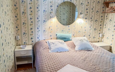 Leppäranta: Cama, Habitación, Diseño De Interiores, Mueble, Sábana, Madera, Lecho, Suelo, Piso, Linos