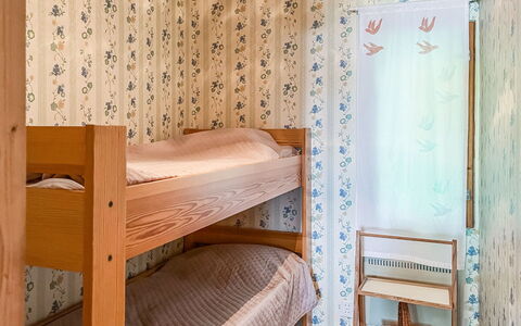 Leppäranta: Cama, Habitación, Pared, Piso, Suelo, Madera, Diseño De Interiores, Sábana, Lecho, Mueble