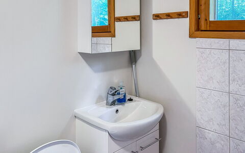 Leppäranta: Lavabo Del Baño, Arreglo De Tubería, Lavabo, Piso, Madera, Diseño De Interiores, Suelo, Baño, Grifo, Plomería