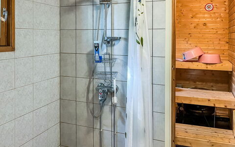 Leppäranta: Piso, Madera, Suelo, Arreglo De Tubería, Diseño De Interiores, Baño, Plomería, Alcachofa De La Ducha, Ducha, Habitación